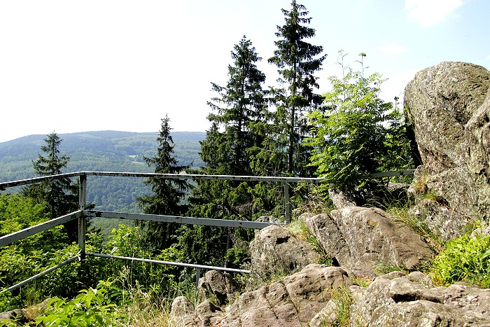 Blick vom Mommelstein ins Tal Richtung Rhön